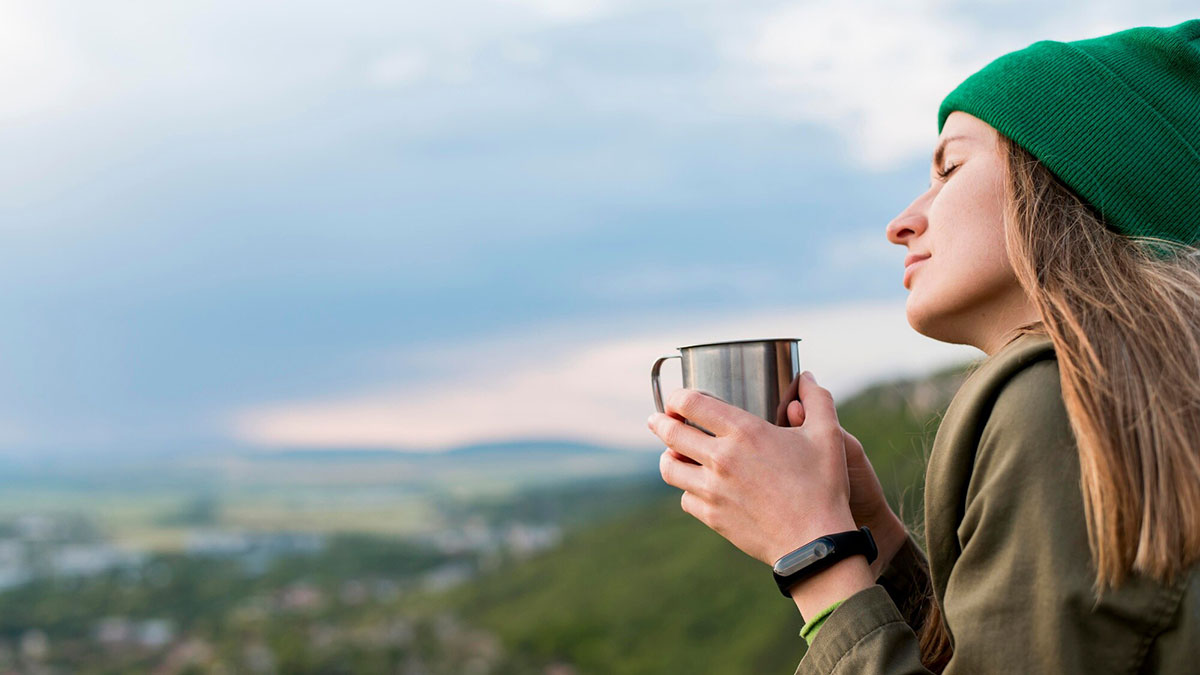 Femme avec une tasse