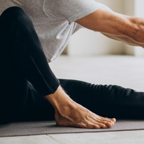 Un homme fait du yoga Yoga
